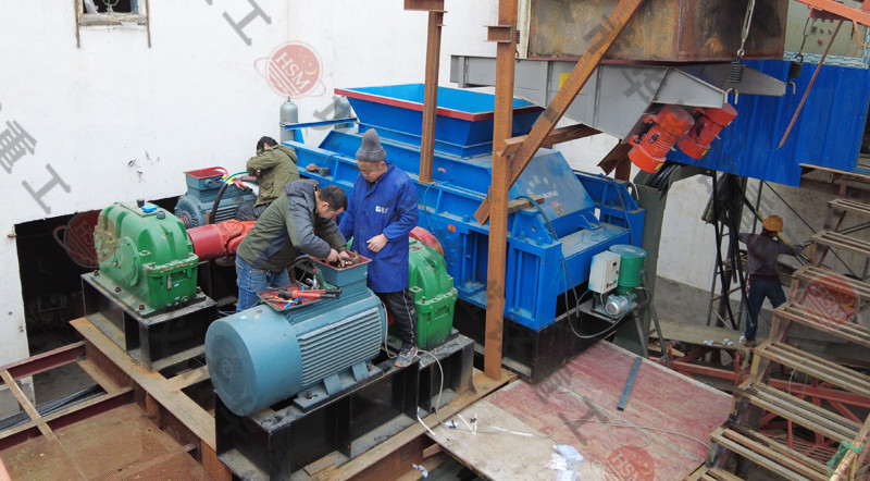 全自動液壓對輥制砂機(jī)現(xiàn)場